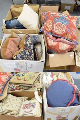 Lot 1280 - A large quantity of modern cushions