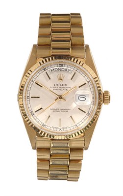 Lot 649 - An 18ct Gold Automatic Day/Date Centre Seconds Wristwatch, signed Rolex, Oyster Perpetual,...