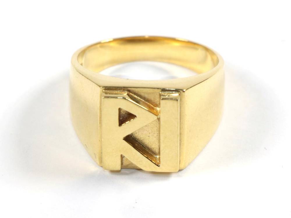 Lot 89 - A signet ring, stamped '750', finger size T