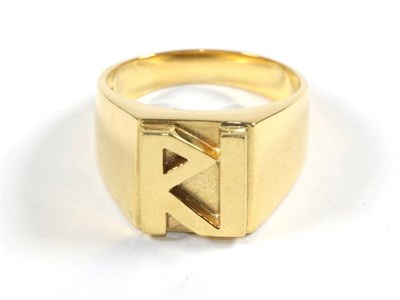 Lot 89 - A signet ring, stamped '750', finger size T
