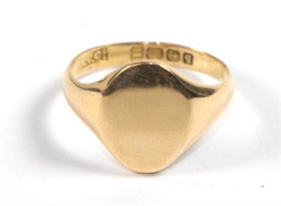 Lot 103 - An 18 carat gold signet ring, finger size K