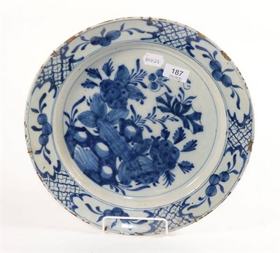 Lot 187 - An 18th century Delft charger, 35cm diameter