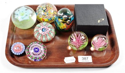 Lot 387 - Various paperweights including Strathearn paperweights