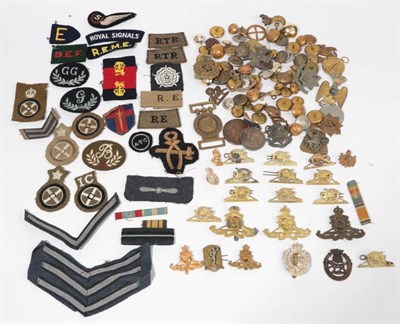 Lot 127 - Militaria, including cloth insignia, buttons, a French Scout belt buckle, Royal Artillery and other