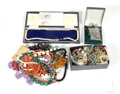 Lot 62 - A lot of hardstone and costume jewellery including a cornelian brooch, assorted beads,...