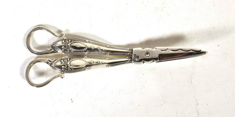 Lot 248 - A pair of Edwardian silver grape scissors by Roberts & Belk Ltd, London 1915