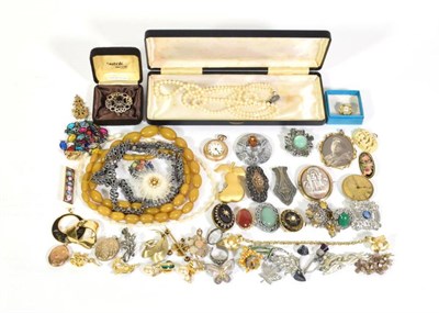 Lot 301 - A quantity of costume jewellery including Scottish brooches, a cultured pearl necklace; bead...