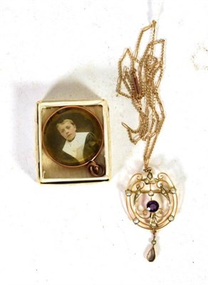 Lot 305 - An Art Nouveau gold amethyst and seed pearl brooch/pendant, on trace chain (a.f.), pendant measures