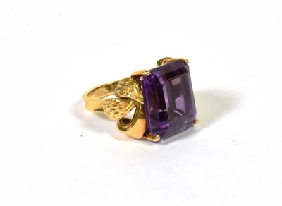 Lot 387 - An amethyst ring, stamped '18K', finger size L1/2