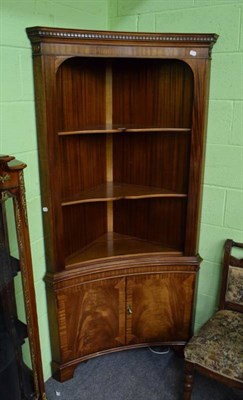 Lot 1292 - Reproduction mahogany standing corner bookcase