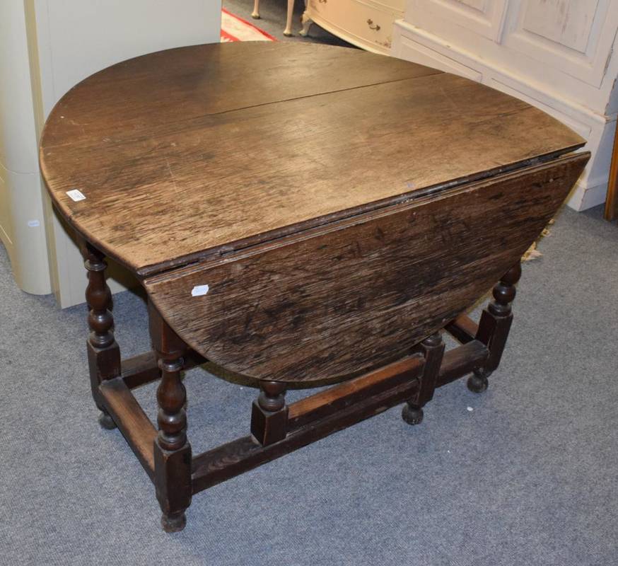 Lot 1139 - An oak gateleg table