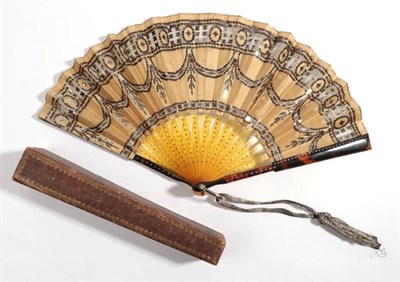 Lot 2124 - An Elegant Tortoiseshell and Horn Fan, circa 1900, the monture clouté with steel, the guards...