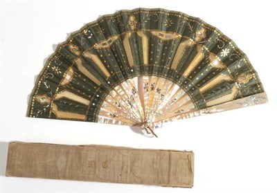 Lot 2126 - A Late 19th/Early 20th Century Pink Mother-of-Pearl Fan, the monture with light silvered decoration