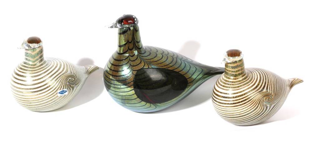 Lot 529 - A Nuutajarvi Glass Bird, designed by Oiva Toikka, surface decorated with a golden iridescent swirl