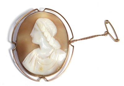 Lot 72 - A cameo brooch, in an oval frame, with indented accents, measures 4.8cm by 5.7cm