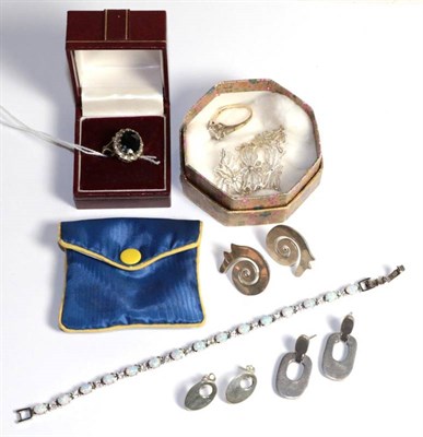 Lot 100 - A group of jewellery to include a 9 carat gold cluster ring, finger size O; a pair of Mexican...