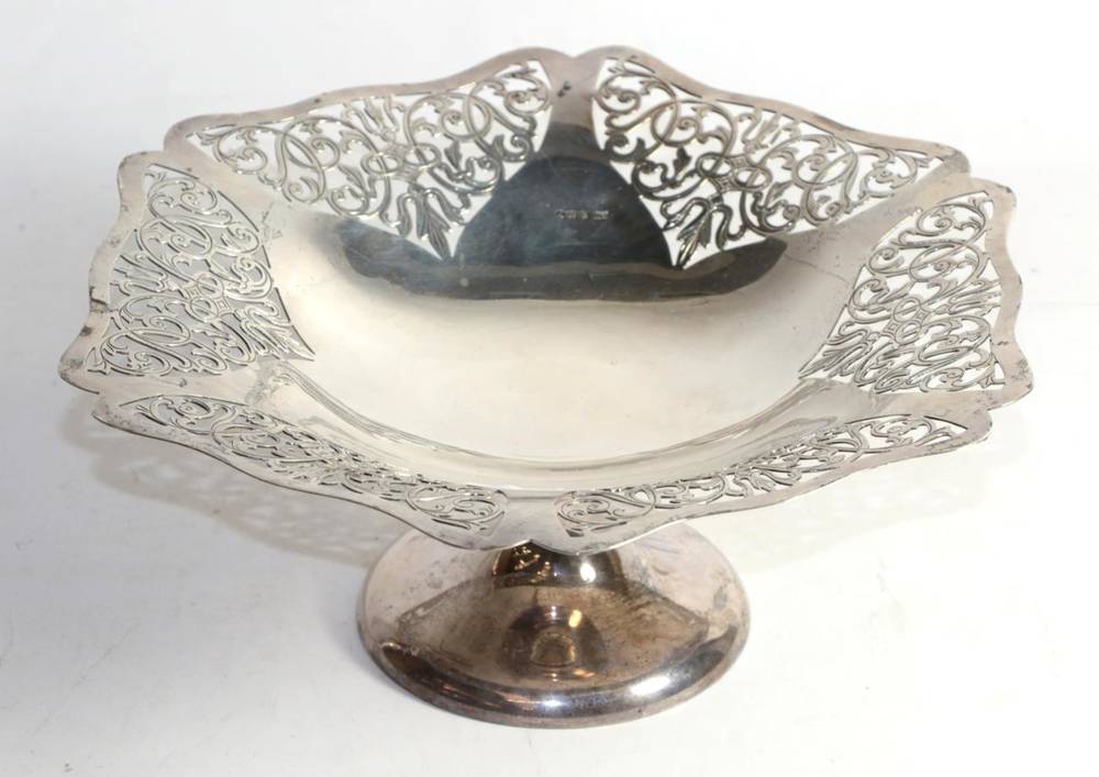 Lot 174 - A pierced silver pedestal dish, Viners Ltd, Sheffield 1939, 25cm diameter, 12.5ozt