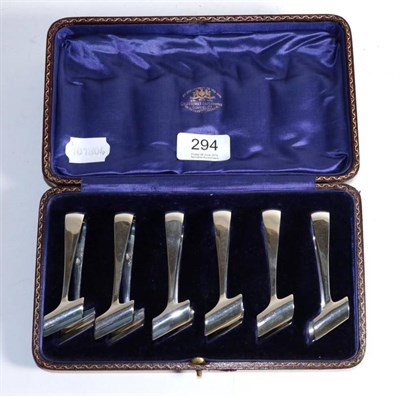 Lot 294 - A set of six silver asparagus tongs, Goldsmiths & Silversmiths, London, 1913, engraved with a crest
