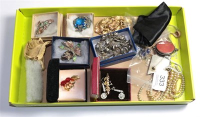 Lot 333 - A quantity of assorted jewellery including a Ruskin type brooch; an Arts & Crafts style brooch; two