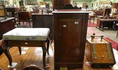 Lot 1257 - An Edwardian walnut bedside cabinet; together with an Edwardian mahogany and inlaid jardiniere; and