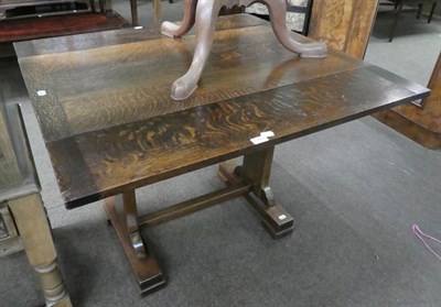 Lot 1272 - A 1930s oak dining table