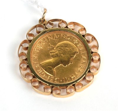 Lot 202 - A 1958 sovereign loose mounted as a pendant