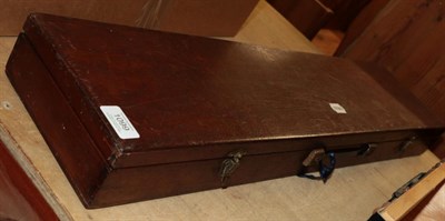 Lot 1099 - A baize-lined mahogany gun case
