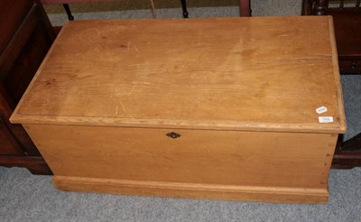 Lot 1256 - A Victorian pine blanket box