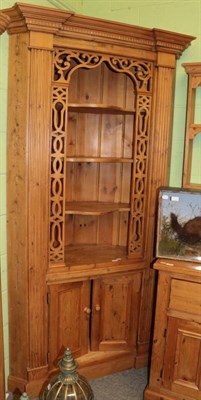 Lot 1325 - ^ A pine freestanding corner bookcase in the George III style, 221cm high