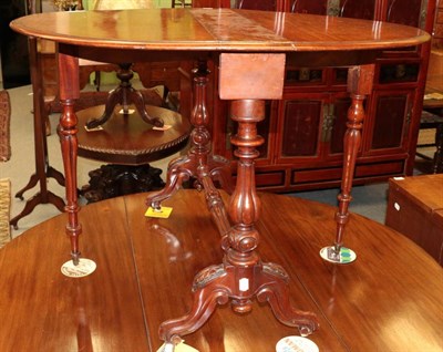 Lot 1351 - ^ A Victorian mahogany Sutherland table, 102cm extended