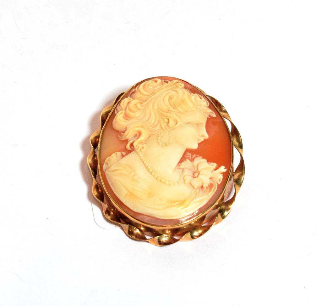 Lot 113 - A 9 carat gold cameo brooch, measures 4.9cm by 6.0cm