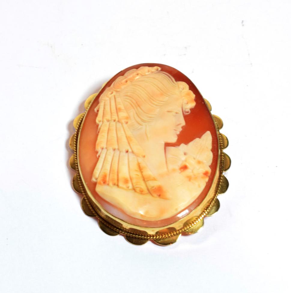 Lot 117 - A 9 carat gold cameo brooch, measures 5.5cm by 7.3cm