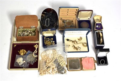 Lot 291 - A quantity of cultured pearl jewellery including necklaces, loose pearls etc; and assorted...