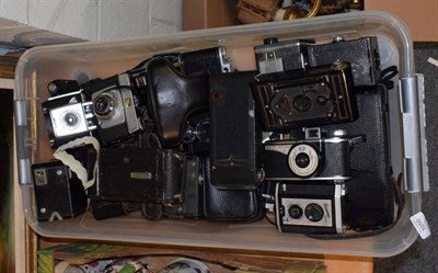 Lot 1050 - A group of cameras