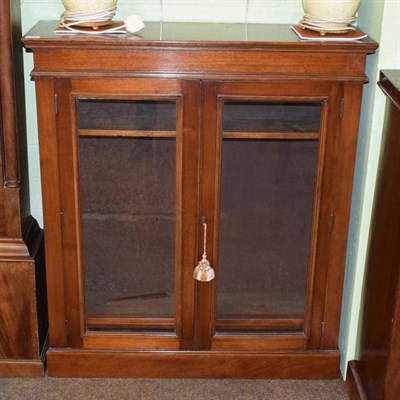 Lot 1258 - An Edwardian mahogany glazed bookcase of small proportions