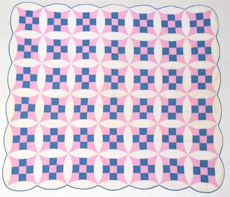 Lot 2016 - Circa 1930s American Appliqué Quilt, decorated in a nine patch double wedding ring pattern in...
