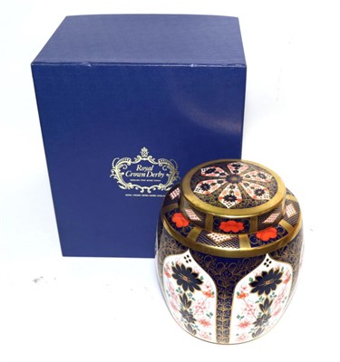Lot 316 - A large Royal Crown Derby 'Old Imari' ginger jar and cover, 29.5 cm in height.