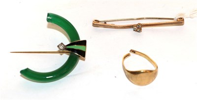 Lot 337 - A signet ring; a 9 carat gold bar brooch; and an Art Deco pin (all a.f.)