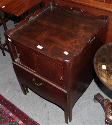 Lot 1395 - A George III mahogany night table/commode