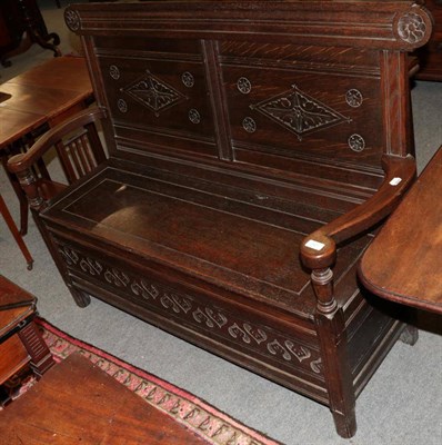 Lot 1417 - An early 20th century oak settle