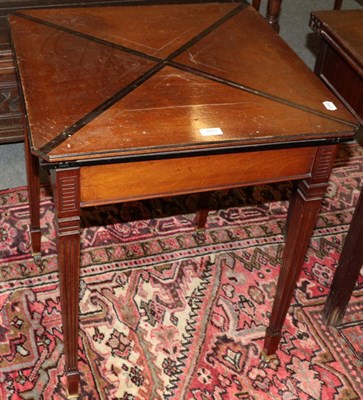 Lot 1419 - An Edwardian mahogany envelope card table