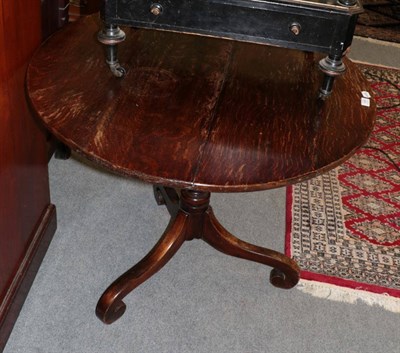 Lot 1459 - A George III oak tilt top tripod table