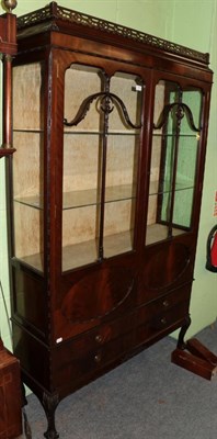 Lot 1497 - An early 20th century mahogany display cabinet