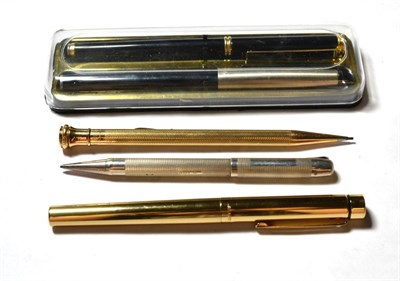 Lot 186 - A Wahl rolled gold lever pencil; a silver Yard o' Lead lever pencil, hallmarks for London 1929;...
