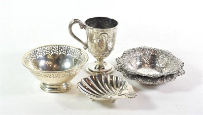 Lot 316 - A collection of silver, comprising: a bowl, by J. B. Chatterley and Sons Ltd., Birmingham,...