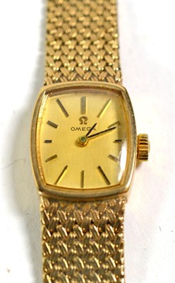 Lot 466 - A lady's 9ct gold wristwatch, signed Omega