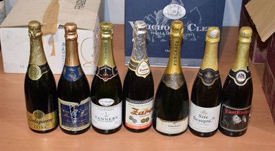Lot 1053 - Champagne and sparkling wines comprising: six bottles of Tanners Extra Reserve, 1x Delapierre...