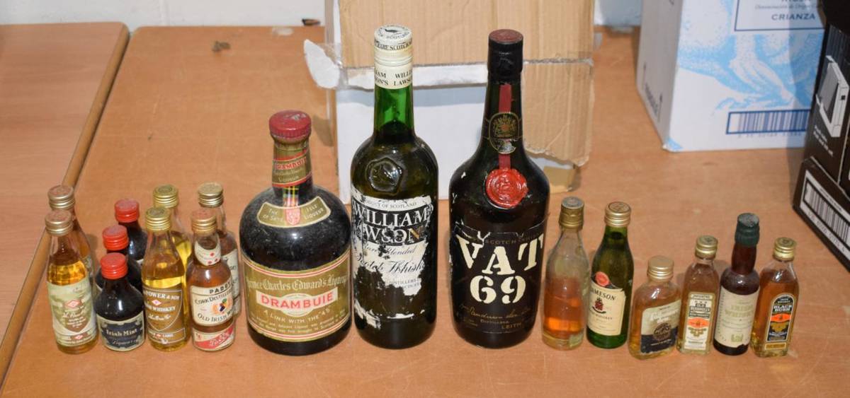 Lot 1062 - Whisky comprising: 1x VAT 69, 1x Drambuie, 1x William Lawsons and 15x miniatures (one box)
