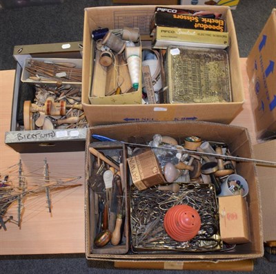 Lot 1086 - Assorted sewing tools, embroidery tools, clamps, embroidery hoops, scissors, wooden lace...