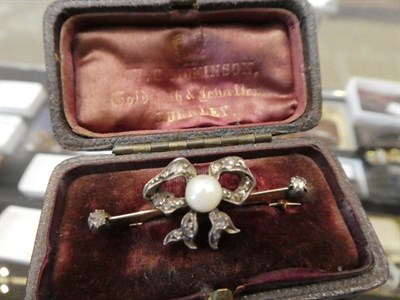 Lot 176 - A Small Quantity of Items including; a diamond and pearl bow brooch, cased; an oval paste locket; a
